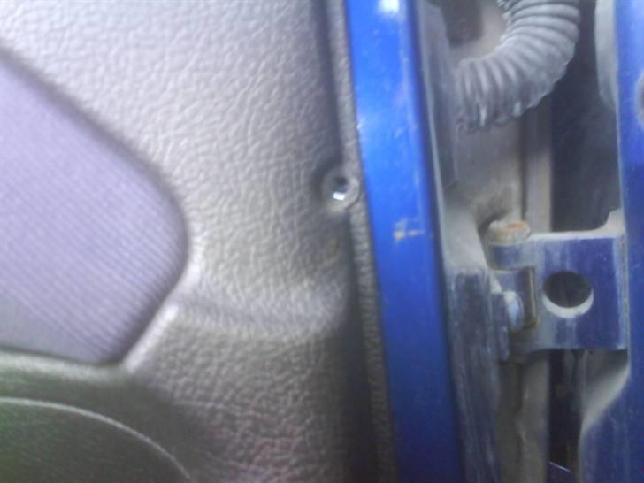 Udskiftning af højtalere i peugeot 206 - Og til sidst dette sted. dvs du nu har 3 skurer i hånden. billede 6