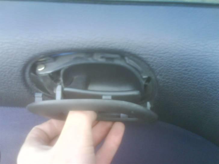 Udskiftning af højtalere i peugeot 206 - Så skal beklædningen af ved håndtaget. den ka tages ud sammen med hele dørbeklædningen når du har gjort hvad jeg har sagt eller kan du gøre som jeg, bruge en lille skuretrækker til og vrikke den stille og rolig ud. billede 7