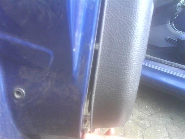 Udskiftning af højtalere i peugeot 206 - Så er der en klips der holder dørbeklædningen fast, de skal vrikkes stille og roligt ud med en evt skruetrækker som du gjorde til plastiket på billede 2+3. billede 9