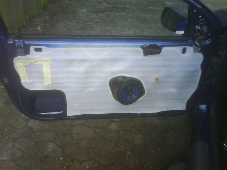 Udskiftning af højtalere i peugeot 206 - Så er dørbeklædningen så af. så løser du de 4 skruer som holder højtaleren og tage + og - ledningen fra højtaleren og tager den ud.
Sætter din nye højtaler i på sammen måde og skurer de 4 skruer i igen.
Så er højtaleren skiftet og du skal så med samme princip sætte dørbeklædningen på igen. billede 10