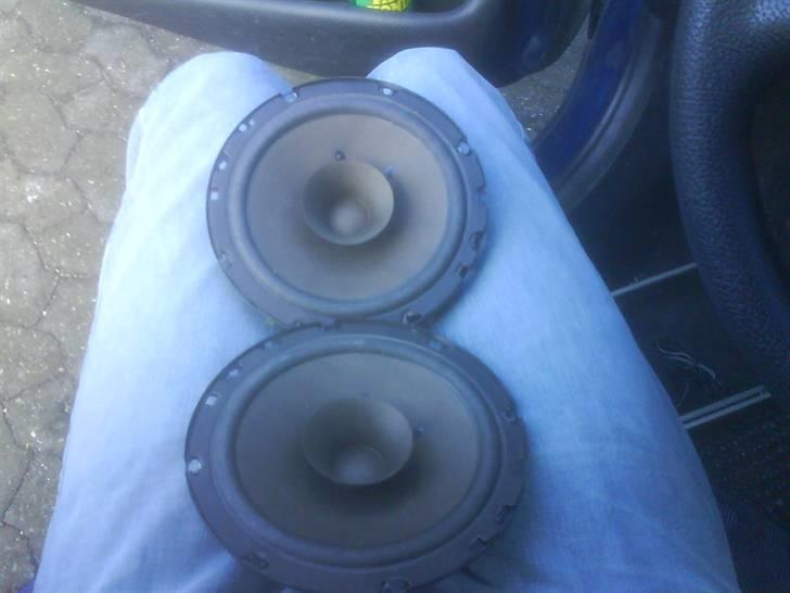 Udskiftning af højtalere i peugeot 206 - Her ses standart højtalerene. billede 11