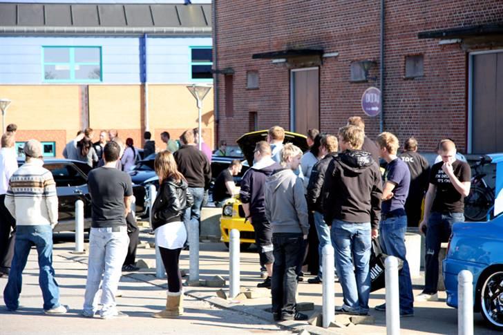 F&F og Extreme Car Parts træf i Esbjerg - Selvom det var tidligt på eftermiddagen, og de fleste ikke havde fyraften endnu, var der et ok opbud af folk, og der kom hele tiden flere til. billede 14