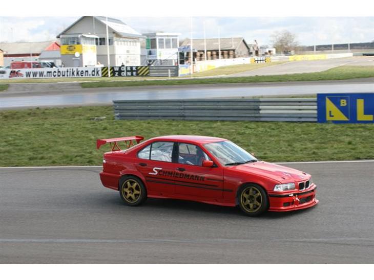 {{currentPhoto.altText}} billede {{currentPhoto.number}}