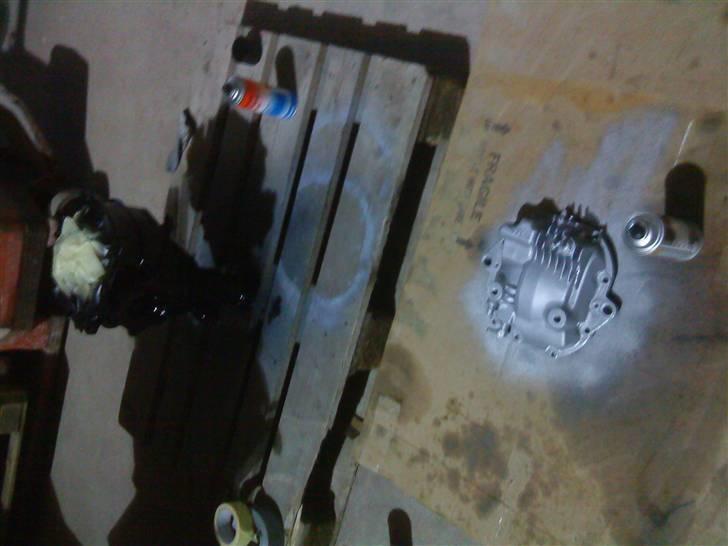 Renovering af 300ZX Twin Turbo "Tykke Bertha" - Nymalet differentiale. Bare alm spray maling, lidt doven kan man også være. billede 164