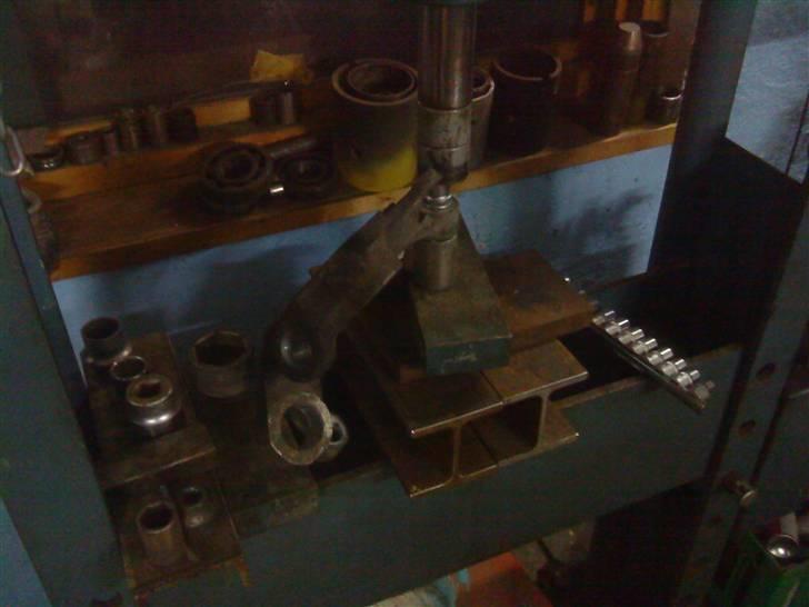 Renovering af 300ZX Twin Turbo "Tykke Bertha" - Presser bøsninger ud af spindlerne, da de også bliver ordnet og for nye bøsninger! billede 167