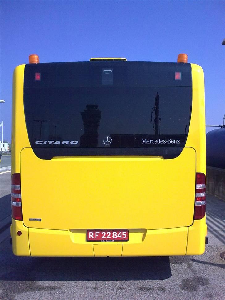 Mercedes-Benz Citaro L... - Her skulle der egentligt sidde et skilt, hvor der stod: Bagende svinger ud.... Meen nogen har vist glemt at sætte klistermærket på denne bus! 
Men ved fuldt ratudslag, går røven altså ca. 150 cm. ud til den modsatte side! HUSK DET! Når du prøver at klemme dig bag om en svingende bus! For det er dig der får AV! - Bussen, tjae den får bare en bule! billede 4