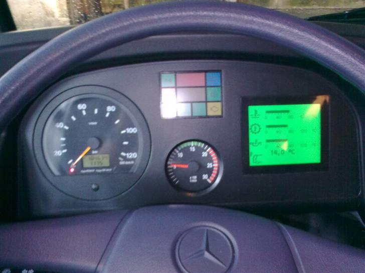 Mercedes-Benz Citaro L... - Af instrumenter er der kun et speedometer og en omdrejningstæller. Til gengæld ligger alle andre informationer i undermenuér på den grønne skærm, som man så kan trykke sig frem til. Ved fejl popper der en advarselsmelding op, samtidigt med at enten en gul, rød eller rød lampe og et akustisk signal hyler - Oog SÅ er den fame gal! Men er der ikke noget i vejen, så er skærmen blank. billede 11