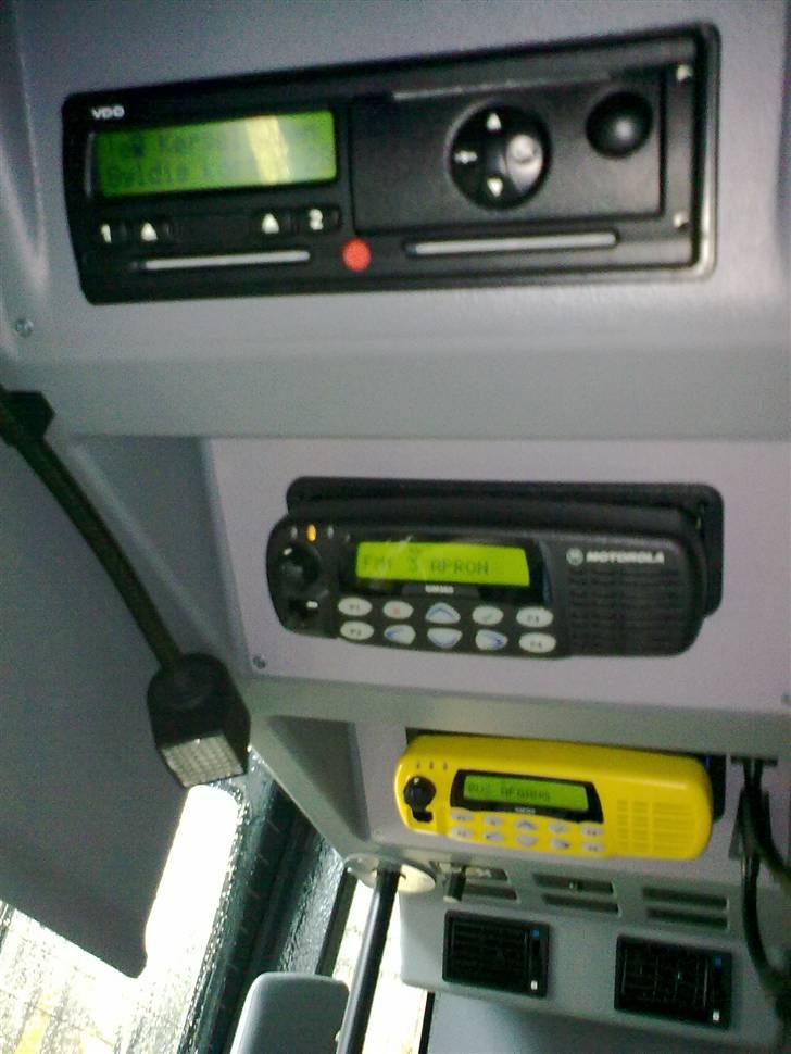 Mercedes-Benz Citaro L... - Her er det så fartskriver, forpladsradio og busradio..... De to sidstnævnte knævrer i en evindelighed...... Meen det er nu meeget rart at høre, hvor flyene er på vej hen, når man kører rundt på forpladsen i sådan et kæmpe lokum! ;-) billede 12