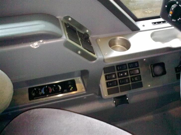 Mercedes-Benz Citaro L... - Knapper Knapper Knapper! Og de er ALLESAMMEN ens i formen, så det er kropumuligt at ramme den rigtige, uden at kigge væk/ned........ IKK særligt smart Mercedes! Og i den faceliftede Citaro (som på billedet) Har Mercedes OVEN I KØBET rykket ALLE knapperne en etage ned, så der kunne blive plads til en F...... kopholder! Jeg ville nok have prioriteret liidt anderledes! ;-) billede 13