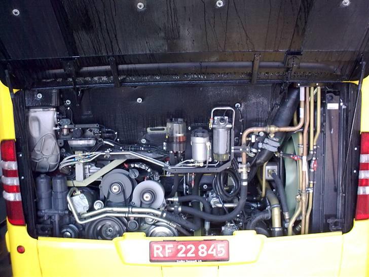 Mercedes-Benz Citaro L... - Til sidst (nææsten) til rosinen i pølseenden = Motoren! Inde bag div. slanger, hjælpeagregater m.v. skulle der vist nok ligge en 6 cylindret motor på over 11 liter! billede 17