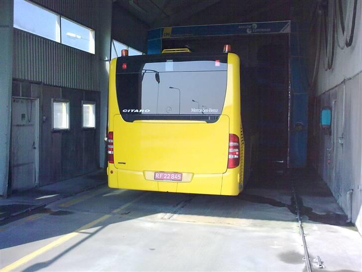 Mercedes-Benz Citaro L... - Nej INGEN skånsom håndvask her...... Det er bare i maskinen med sig. Og DET er jeg glad for! Tæng at vaske så stort et køretøj med børste og spand! ;-( billede 18