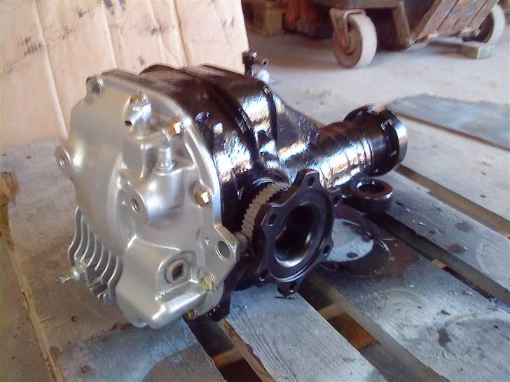 Renovering af 300ZX Twin Turbo "Tykke Bertha" - Inden bøsningerne kom i. Ja den ene bolt er ikke mangen til de andre, det bliver selfølgelig skiftet! Kan ikke tage sådan noget slinger ;) billede 174