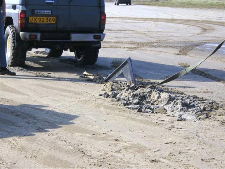 Rømø... 4x4, sol, sand og vand !! - Hmm.... Peter V og Marcus er vist ved at slå sig på landbrug... dog kan en toyota og en Nissan IKKE trække ret lange plovfurer med et jord anker.. selvom de satte begge biler i på samme tid... billede 22
