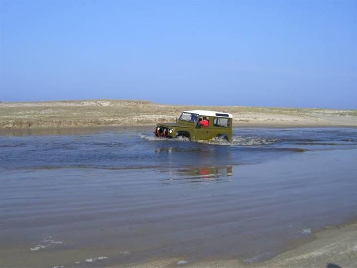 Rømø... 4x4, sol, sand og vand !! - Og så gik der "Blå stue" i det... det første vandhul fik de barnlige sjæle helt op på 220 i timen... billede 13