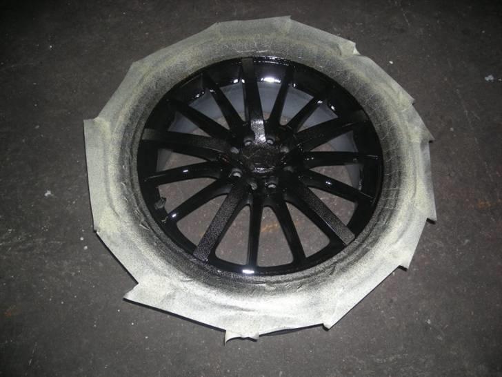 Maling af fælge - Her har jeg så givet det første lag sort. Gav det 3 lag ialt. Det er svært at komme ind mellem egerne og man skal passe på ik at give for meget maling ad gangen så det begynder at løbe. hellere flere tynde lag. Hvis først det begynder at løbe så har man ødelagt det hele. billede 4