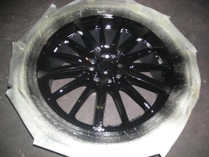 Maling af fælge - Så er der lagt 3 lag sort på og de er klar til at få klarlak. Gav dem 2 lag og lod dem tørre til dagen efter. Fra start til slut har det taget en halv dags tid vil jeg tro. billede 5