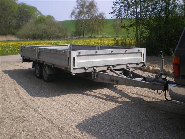 Maskintrailer - Her et billede af min ny inkøbte maskintrailer, med tip, høje sidder og pressening billede 1