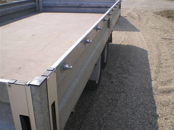 Maskintrailer - Øjerne på siden til fastgøring af pressening billede 2