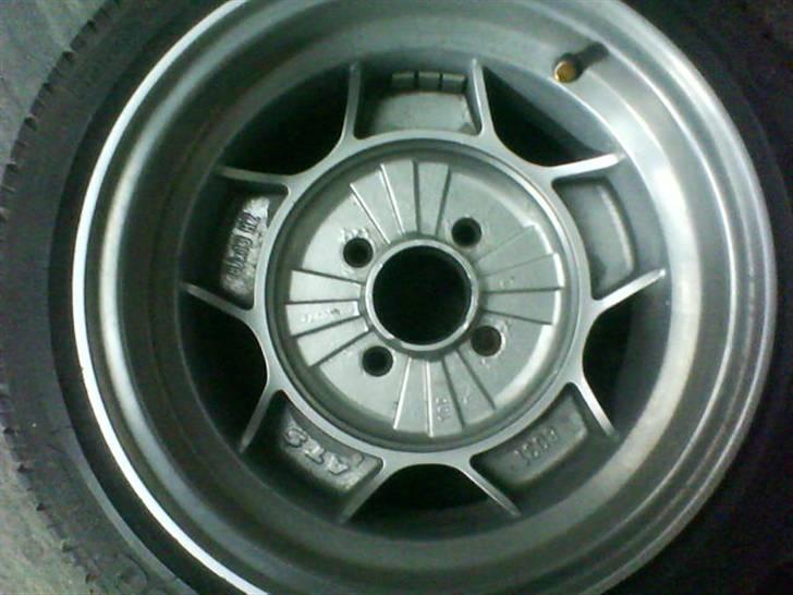 Renovering af ATS Classic Fælge - En af bagfælgene som de så ud før. billede 1