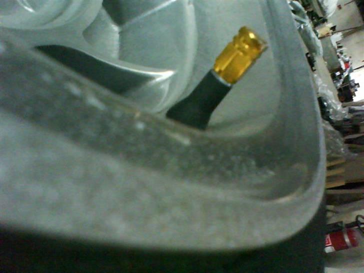 Renovering af ATS Classic Fælge - Så pudses alle kantstensridser væk. Lækker glat kant der kommer frem. billede 3