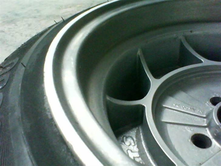 Renovering af ATS Classic Fælge - Så pudses alle kantstensridser væk. Lækker glat kant der kommer frem. billede 4