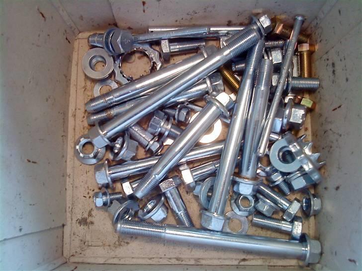 Renovering af 300ZX Twin Turbo "Tykke Bertha" - Lidt bolte og møtrikker, efter galvanisering :) Ikke perfekt men klart bedre! billede 199