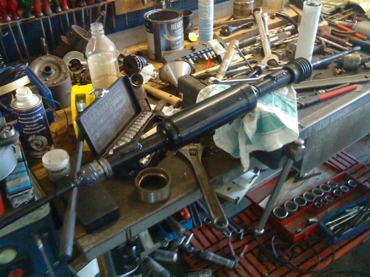 Renovering af 300ZX Twin Turbo "Tykke Bertha" - Lidt fedt i ledene og montering af manchetter, med kobbertråd. billede 204