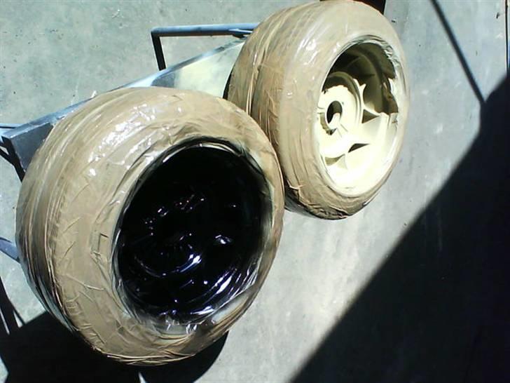 Renovering af ATS Classic Fælge - Højre færdigmalet og venstre grundet, begge ligger og tører. billede 14