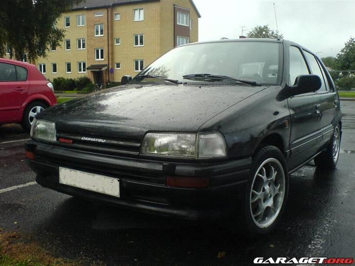 Daihatsu Charade Udstyr og Varianter - Her ses lygte vaskere som i europa kun var tilbudt til det nordiske marked med undtagelse af lille DK.
Så kun Svenskere, Nordmænd og Finnere kunne få dem med forlygte vaskere/spulere billede 17