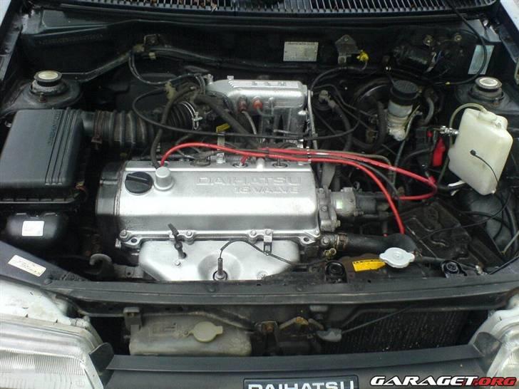 Daihatsu Charade Udstyr og Varianter - Her ses lygtevasker sprinklertanken som en seperat beholder der sidder lige til venstre for køleren i billedet.
 billede 18