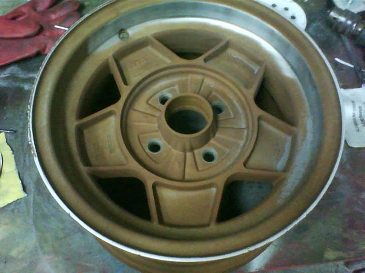 Renovering af ATS Classic Fælge - Så er det forfælgenes tur.
De blev glasblæst, og det brune er noget beskyttende de fik, (Skide irreterende at pudse af igen, på fælgkanten).

Her pudser jeg kantstansridser væk. billede 20