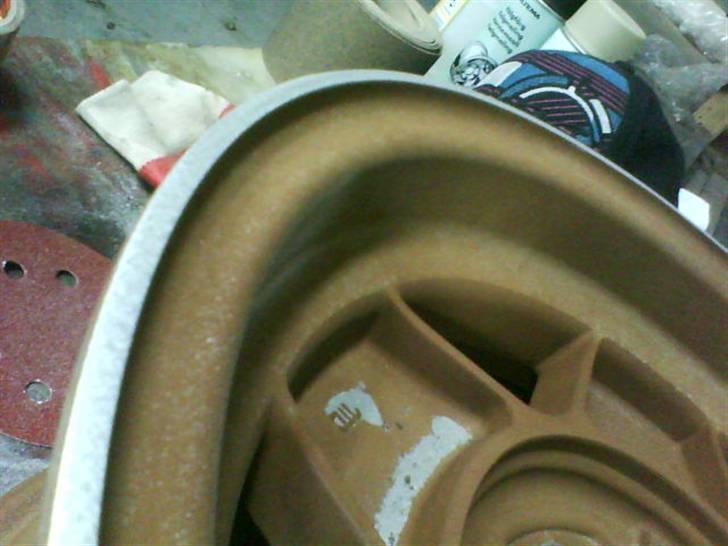 Renovering af ATS Classic Fælge - Så er det forfælgenes tur.
De blev glasblæst, og det brune er noget beskyttende de fik, (Skide irreterende at pudse af igen, på fælgkanten).

Her pudser jeg kantstansridser væk. billede 22