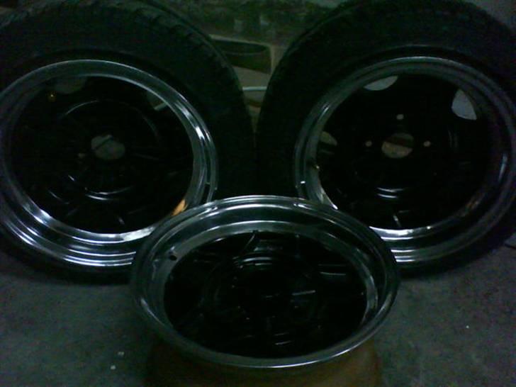 Renovering af ATS Classic Fælge - Så langt så godt, havde ikke mere lak, så kunne ikke male den anden forfælg færdig. Æv.
Men 3 ud af 4 er godt på vej synes jeg :o) billede 30