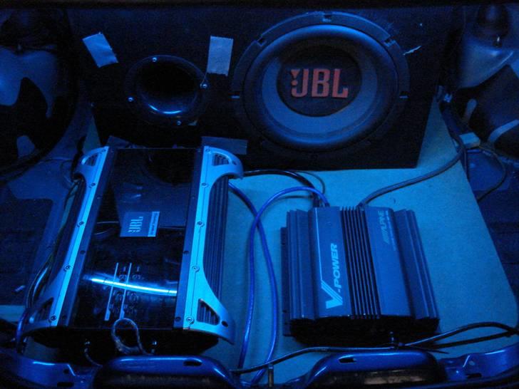 Anlæg - Opsætning og test hvor det er min Alpine MRP-F 200 forstærker som trækker JBL subwooferen & JBL PX300.4
forstærkeren der trækker foreste & bagerste højtalere.. 

Blå NEON er tændt. 
Her er der ikke brugt blitz, for at fremhæve effekten af det blå lys. billede 4