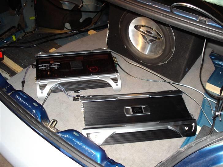 Anlæg - Her er jeg ved at lave opsætningen til test hvor det er min JBL PX300.4 forstærker som trækker en Cerwin-Vega VMX 12.4 subwoofer & en JBL GTO1004 forstærker som skal ligge effekt til de nye JBL GTO939 højtalere der er monteret i hattehylden & et sæt Helix "Hxs 106 Mk Ii" Koax-System i fordørende.

Subwoofer Spec: 
Subwoofer Størelse 12" 
Voice Coil(s) Dual (2 voice coils) 
Impedance (per voice coil) 4 ohms 
Peak Power 1200 watts 
RMS Power 600 watts 

Min vurdering af Cerwin-Vega VMX 12.4 blev at den måtte se sig slået af JBL. billede 5