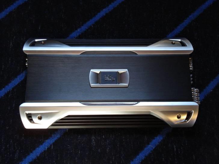 Anlæg - JBL GTO1004

- JBL 4 Kanals Bilforstærker
- 100W RMS x 4 kanaler ved 4 ohm
- 150W RMS x 4 kanaler ved 2 ohm
- 320W RMS x 2 kanaler ved 4 ohm  

Produktbeskrivelse:

600 Watt 4-Kanals Full-Range Bilforstærker med indbygget i variable elektroniske Crossover og variable Basfremhævning. 

Den GTO1004 er blevet manipuleret for at sikre optimal effekt levering i talrige impedances med lav forvrængning. Det kommer outfitted med variable 12dB per oktav elektronisk delefilter giver dig mulighed for at optimere systemet tuning baseret på højttaler placering og ledsagende højttaleren komponenter. Hele spektret Preamp udgange er forudsat lette flere forstærker Tilslutninger uden behov for høj-tab Y-adaptere eller signal splittere. Den GTO1004 er et godt valg hvis du søger at øge produktionen af din nuværende bil audio system. For yderligere at forbedre systemets ydeevne, vi vil foreslå, at du også tilføje et par JBL's GTO højtalere. 

Den GTO1004 også funktioner direkte slutte, som tillader brug af op til 4-gauge magt og jord kabel for at sikre nok saft bliver leveret. Direkte forbinde højttaler terminaler bruges også eliminerer behovet for ekstra adaptere eller specielle fittings. Fælles-dimension forstærker fodspor bruges på alle de GTO modeller giver to fælles dimensioner for ultra rene flere forstærker model anlæg.

Power Output 100W RMS x 4 kanaler ved 4 ohm, 150W RMS x 4 kanaler ved 2 ohm, 320W RMS x 2 kanaler ved 4 ohm 
Signal-støj (dBA) 104dBA (reference mærkeeffekt i 4 ohm) 
THD 0.02% (nominel effekt ved 4 ohm); ≤ 1% (bridged 2 kanal mode) 
Frekvensgang 10Hz - 100kHz (-3dB) 
Mål (L x B x H) 18-9/16 "x 10-3/8" x 2-1/8 " billede 23