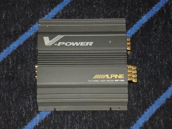 Anlæg - Alpine MRP-F 200

Details: 
•40 watts RMS x 4 at 4 ohms 
•50 watts RMS x 4 at 2 ohms 
•100 watts RMS x 2 bridged output 
•2-, 3-, or 4-channel output 
•Tri-way capable (Tri-Way crossover required) 
•requires 10-gauge power and ground leads — wiring and hardware not included with amplifier 
•Bass Engine® features: 
◦selectable 80 Hz high-pass/low-pass crossover at 80 Hz, 18 dB/octave (2 separate crossovers, one for channels 1 & 2, another for channels 3 & 4) 
◦tuned Bass EQ (8 dB bass boost at 50 Hz) 
•preamp outputs 
•MOSFET power supply 
•STAR Topology (minimizes internal noise and prevents ground interference) 
•speaker- and preamp-level inputs 
•gold-plated screw terminals 
•blue power LED 
•11-13/16"W x 2-5/16"H x 10"D billede 24
