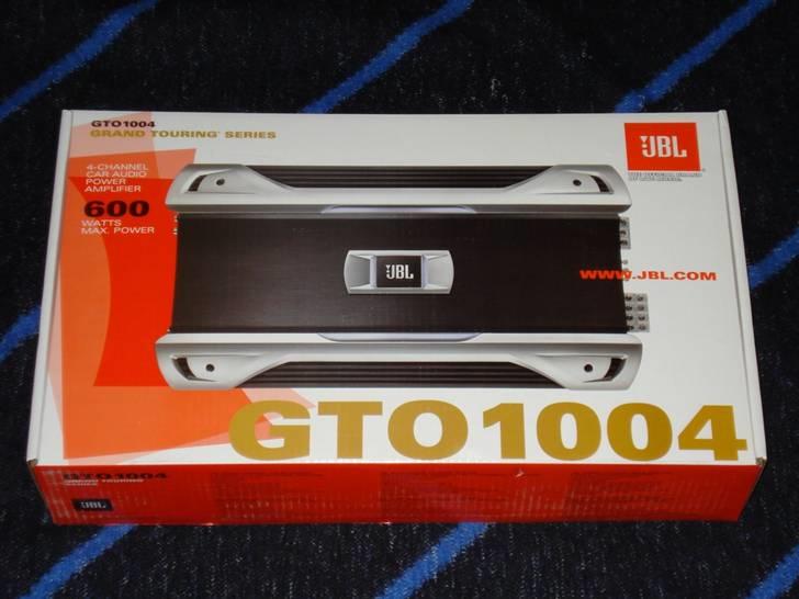 Anlæg - JBL GTO1004

- JBL 4 Kanals Bilforstærker
- 100W RMS x 4 kanaler ved 4 ohm
- 150W RMS x 4 kanaler ved 2 ohm
- 320W RMS x 2 kanaler ved 4 ohm  

Produktbeskrivelse:

600 Watt 4-Kanals Full-Range Bilforstærker med indbygget i variable elektroniske Crossover og variable Basfremhævning. 

Den GTO1004 er blevet manipuleret for at sikre optimal effekt levering i talrige impedances med lav forvrængning. Det kommer outfitted med variable 12dB per oktav elektronisk delefilter giver dig mulighed for at optimere systemet tuning baseret på højttaler placering og ledsagende højttaleren komponenter. Hele spektret Preamp udgange er forudsat lette flere forstærker Tilslutninger uden behov for høj-tab Y-adaptere eller signal splittere. Den GTO1004 er et godt valg hvis du søger at øge produktionen af din nuværende bil audio system. For yderligere at forbedre systemets ydeevne, vi vil foreslå, at du også tilføje et par JBL's GTO højtalere. 

Den GTO1004 også funktioner direkte slutte, som tillader brug af op til 4-gauge magt og jord kabel for at sikre nok saft bliver leveret. Direkte forbinde højttaler terminaler bruges også eliminerer behovet for ekstra adaptere eller specielle fittings. Fælles-dimension forstærker fodspor bruges på alle de GTO modeller giver to fælles dimensioner for ultra rene flere forstærker model anlæg.

Power Output 100W RMS x 4 kanaler ved 4 ohm, 150W RMS x 4 kanaler ved 2 ohm, 320W RMS x 2 kanaler ved 4 ohm 
Signal-støj (dBA) 104dBA (reference mærkeeffekt i 4 ohm) 
THD 0.02% (nominel effekt ved 4 ohm); ≤ 1% (bridged 2 kanal mode) 
Frekvensgang 10Hz - 100kHz (-3dB) 
Mål (L x B x H) 18-9/16 "x 10-3/8" x 2-1/8 " billede 20