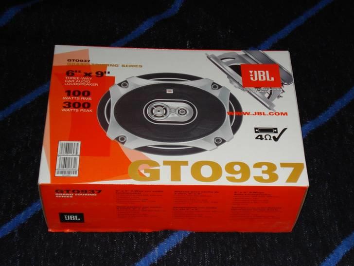 Anlæg - JBL GTO937

- Størrelse 150x230mm (6x9“) 
- Max Belastning 300W 
- RMS Belastning 100W Impedans 2 Ω 
- Følsomhed 2,83V @1m 94dB 
- Frekvensområde 50Hz – 21kHz 
 billede 17