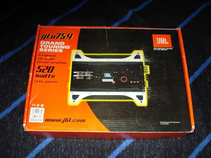 Anlæg - JBL PX300.4

- JBL 4 Kanals Bilforstærker
- Udgangseffekt, 4 x 75 W 4 Ohm
- Udgangseffekt, 4 x 150 W 2 Ohm
- Udgangseffekt, 2 x 300 W Brokoblet, 4 Ohm
- Min. Højttaler- 2 ohm impedans
- Frekvensgang 11 Hz ~ 45 kHz, +1 dB
I- ndgangsfølsomhed 250 mV ~ 6 V (linie)
- Harm. forvr. + Støj 0,04% 4 Ohm
- Signal/Støj Forhold 95 dB
- Max. Strømtræk 78 A
- Sikring 2 x 30 A
- Mål (H x B x L) 312 x 432 x 66 mm

Full MOSFET Power Supply 
"Direct Connect" Terminal Block Allows for 4 or 8 Gauge Power Wire 
Die-Cast Aluminum Chassis with Top Plexiglas Viewing Window 
Dual Variable High-Pass / Low-Pass Crossovers (32-320 Hz) 
Selectable Crossover Slope (12 / 24 dB) 
Dynamic Bass Optimization (DBO) Subsonic Filter 
Preamp Outputs 
Fully CEA-2006 Compliant Power Ratings 
Multi-Channel Amp Specifications 

Amplifier Type: Multi-Channel 
RMS Power @ 4 Ohms: 123.5W x 4 @ 14.4V 
THD at 4-Ohm RMS Power: 0.04 % 
Bridged RMS Power @ 4 Ohms: 358W x 2 @ 14.4V 
Speaker Level Inputs: no 
Preamp Outputs: yes 
Built-In Crossovers: HP/LP 
Bass Boost: None 
Frequency Response: 16.6-500,000 Hz 
Signal to Noise Ratio: 76.64 dB 
Dimensions: 17 L x 12 1/4 W x 2 9/16 H 
 billede 19