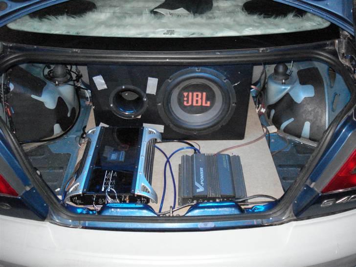 Anlæg - Opsætning og test hvor det er min Alpine MRP-F 200 forstærker som trækker JBL subwooferen & JBL PX300.4
forstærkeren der trækker foreste & bagerste højtalere.. 

Blå NEON er tændt. billede 3