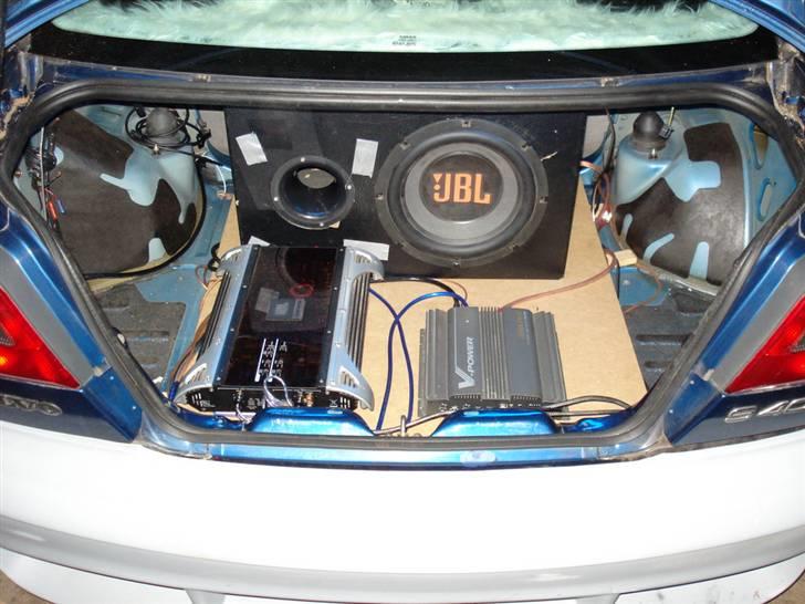 Anlæg - Opsætning og test hvor det er min Alpine MRP-F 200 forstærker som trækker JBL subwooferen & JBL PX300.4
forstærkeren der trækker foreste & bagerste højtalere. billede 2