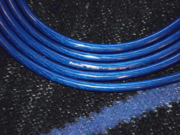 Anlæg - Zealum ZP35BLUE
- 35 mm2 Strømkabel
- Farve Blå
- Viklet af rent kobber 
- Kraftig og samtidig fleksibel isolering 
- Tåler varme, olie og benzin
- Prisen er pr. meter billede 13