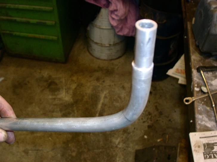 Utæt bundkar.. - Jeg måtte lige til min lokale alu/rustfri smed efter et stykke rør da jeg ikke havde et selv..
Her er det drejet af til slange og bøjet så det passer til bundkarret. billede 3