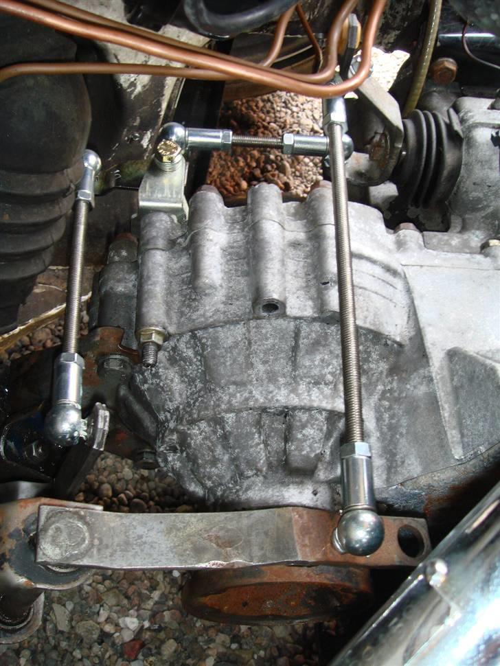 Golf 1 2000E/16V Oettinger projekt - Gearskifte stængerne er udskiftet til metal kugle led, det er stærkere og har mindre slør og slup. billede 53