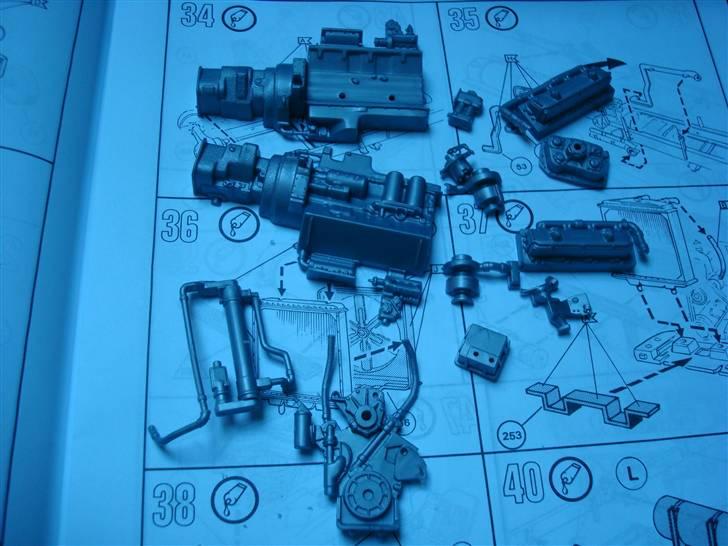 Kenworth T900 - modelbyggesæt - Dag 3: motordele igen billede 22