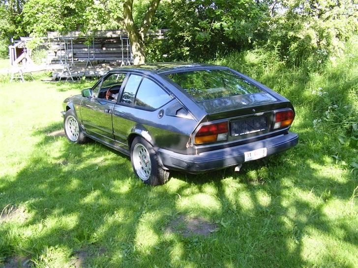 Alfa Romeo Alfetta GTV - I maskinrummet ligger der en 2liters carburator kværn med 130hk (engang måske stadig:) billede 3