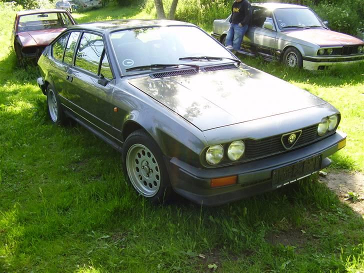 Alfa Romeo Alfetta GTV - Et billede fra front den står jo godt med de ronal hjul... i baggrund min gamle røde 75'er (på vej til skrot) og det ved siden af snakker vi ikke om...fy billede 4