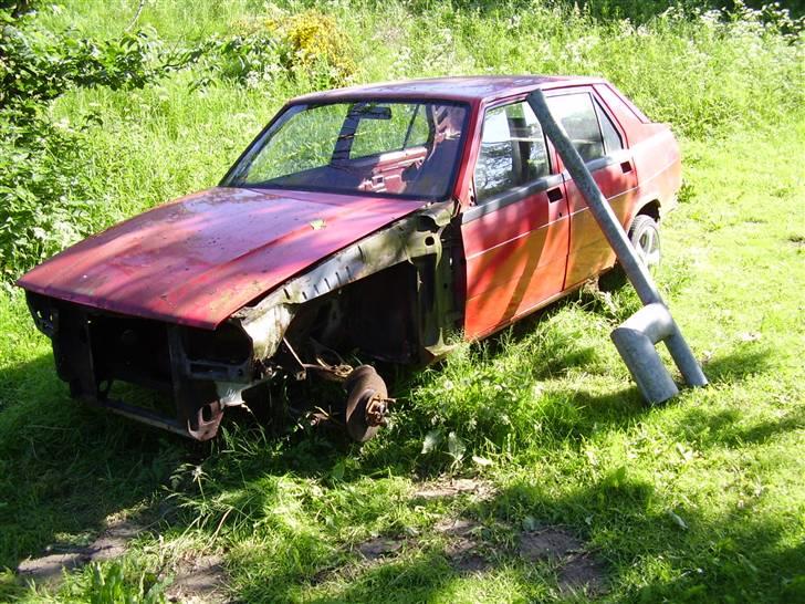 Alfa Romeo Alfetta GTV - Den gamle røde alfa 75 godt rusten så skrotmanden får den nu:( snøft billede 8