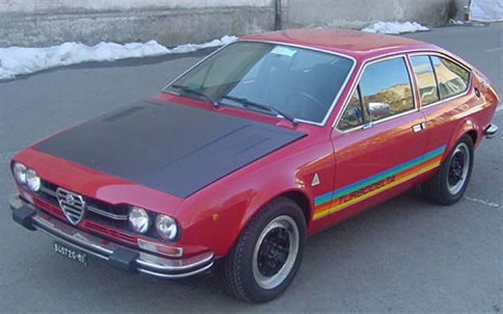 Alfa Romeo Alfetta GTV - Turbodelta'en med den matsorte hjelm billede 9